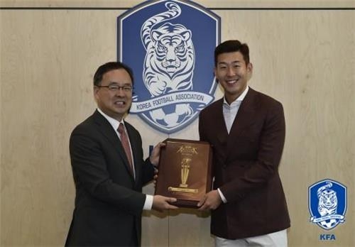 손흥민 뒤늦은 상패수령…'한국 최초 아시아 해외파 선수상' - 2