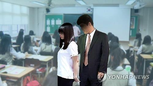 '자세교정 해줄게'…여중생 상습 성추행 체육교사 직위해제 - 2