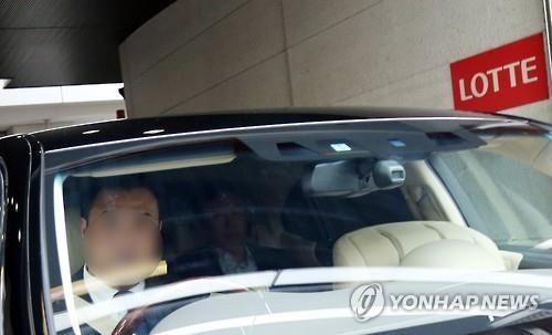 <르포>'3연승' 신동빈 표정 어두워…주주총회서 말 아껴(종합) - 4