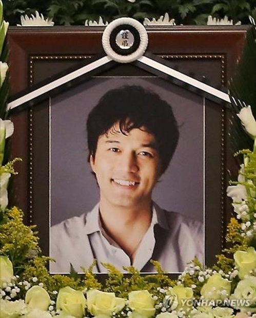 '다 잊고 잠들길'…김성민 빈소에 이윤석·윤형빈 등 조문 - 2