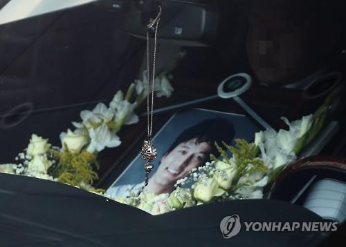 배우 김성민 떠나는 날…유족들, 오열 속 발인 - 2