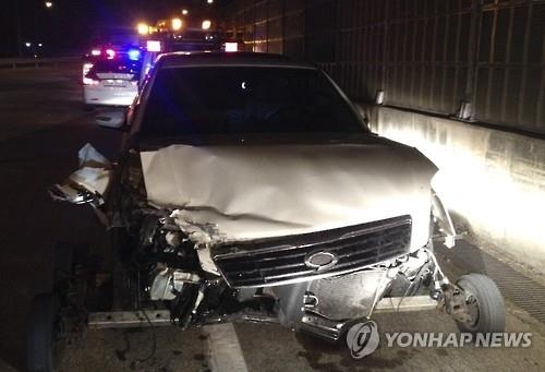 중부고속도서 정차 차량 6중 추돌로 3명 사망(종합) - 2