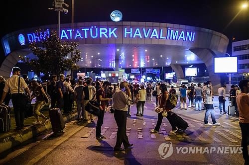 '소프트타깃'테러, 경계삼엄 공항 또 뚫었다…IS 터키 활보 우려 - 3