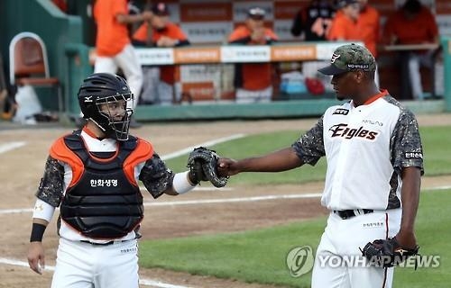 <프로야구> 한화 카스티요, 넥센전 2⅔이닝 6실점 '뭇매' - 2