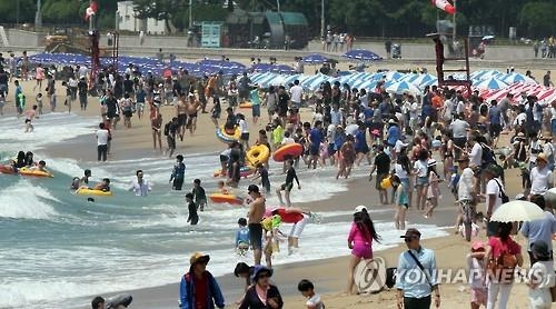 <주말 N 여행> 영남권: "파도야 반갑다"…부산 해수욕장 7곳 문 열었다 - 3