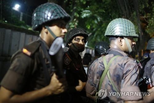 IS, 방글라 식당테러…"24명 살해" 주장·외국인 등 30여명 인질(종합3보) - 3