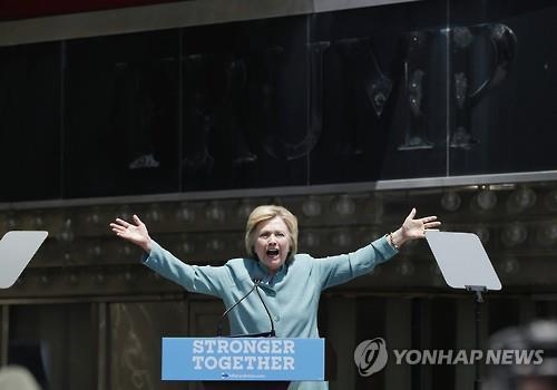 힐러리 "'부채의 왕' 트럼프, 의도적 파산 계속…수치스럽다" - 2