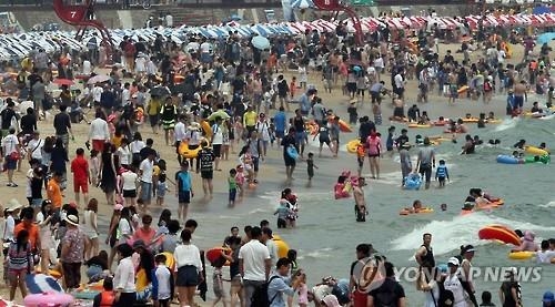 "휴가 즐기자"…전국 해수욕장·워터파크 '물 반 사람 반' - 2
