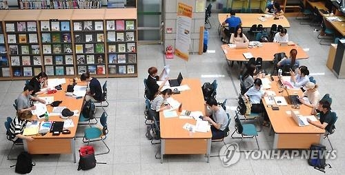 취업준비도 하고 폭염도 피하고…도서관·독서실 '북적' - 2