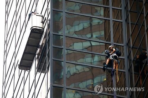 "트럼프 얼굴 좀 봅시다" 흡착기로 트럼프타워 기어오른 美남성(종합) - 3