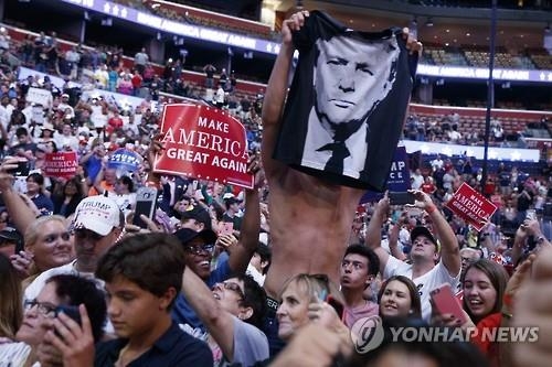 NYT칼럼니스트 "트럼프, 역겨운 인간"…'위협 교사' 발언 맹비난 - 3