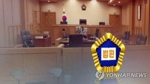 아르바이트 청소년 강제추행한 50대 업주 징역형 - 2