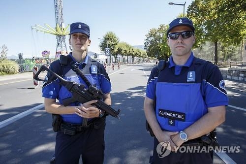 스위스 열차서 괴한 방화·칼부림…6명 부상 - 2