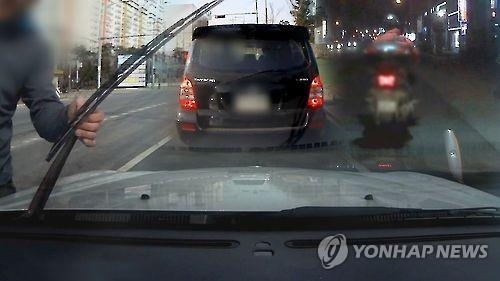 "좌회전하며 왜 끼어드나" 급정거에 흉기 휘두르며 '보복' - 2