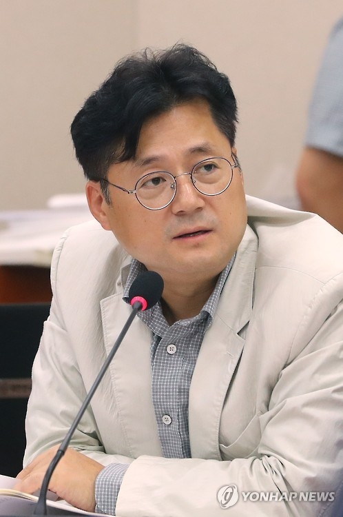 "외교관여권 발급대상 외교관자녀 나이 27세→19세 미만" - 1
