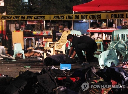 폭탄 테러 현장서 시신 수습하는 경찰