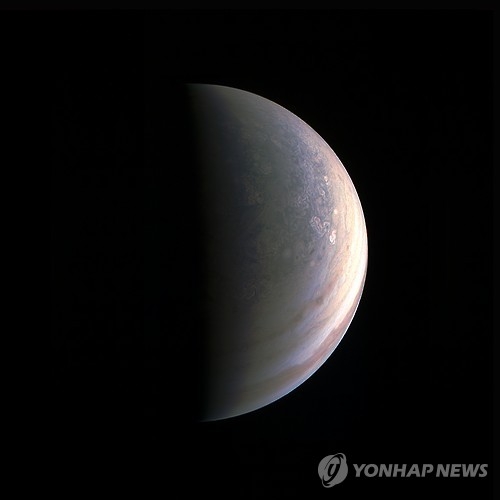 미국 항공우주국이 탐사선 '주노'로 촬영한 목성의 북극 부근 (NASA/JPL-Caltech/SwRI/MSSS=연합뉴스)