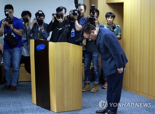 인사하는 고동진 사장