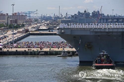 북핵 대응에 '군사적 노력' 첫 언급한 靑…어떤 함의 담았나 - 2