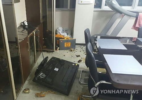 <규모 5.8 지진> 지진으로 난장판 된 사무실