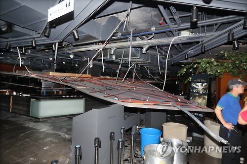 <규모 5.8 지진> 대형 식당 천장 폭탄 맞은 듯 '쿵'