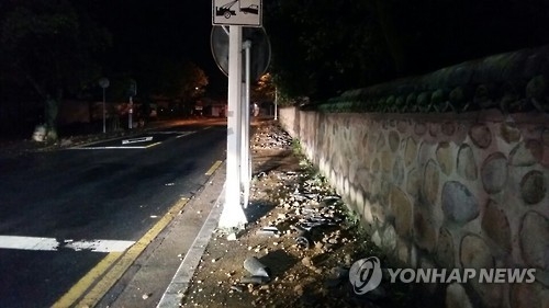 <규모 5.8 지진> 오릉 기와 일부 탈락