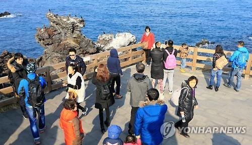 제주 용두암 찾은 중국인 관광객