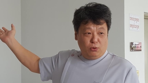 캄보디아 앙두엉 안과병원의 김주호 소장이 13일 KOICA의 '다문화 청소년 개발협력 단기봉사단'에게 현황을 소개하고 있다.