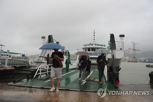 태풍 영향 힘겹게 배 타고 육지로