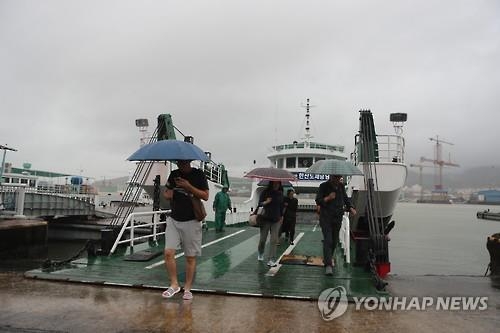 태풍 영향 힘겹게 배타고 육지로
