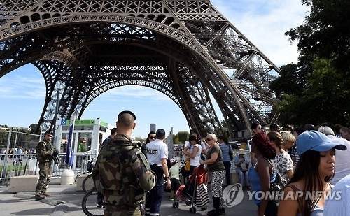 테러 경계 속의 에펠탑 관광 ［AFP=연합뉴스 자료사진］