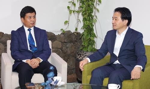 유감 표명하는 주제주 중국총영사관 부총영사