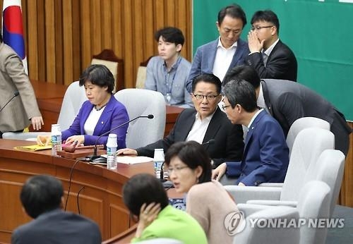 현안 대응 '갈지자 걸음' 국민의당…정체성 딜레마 - 2