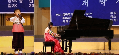 '제12회 홈타민컵 전국 조선족어린이 방송문화 축제'는 역대 대회중 경합이 가장 치열했다고 심사위원들이 평가했다. 노래부문과 피아노부문 출연자가 무대에서 혼신의 힘을 다해 솜씨를 선보이고 있다.