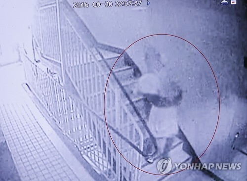 6살 딸 살해 뒤 불 태운 혐의로 양부모 긴급체포(포천=연합뉴스) 최재훈 기자 = 6살 딸을 살해한 뒤 시신을 불태워 야산에 묻은 뒤 거짓 실종신고를 한 혐의로 양부모가 경찰에 붙잡혔다. 사진은 용의자 중 한 명으로 추정되는 인물이 사건 당일인 지난달 30일 오후 10시께 죽은 6살 어린이로 추정되는 시신을 품아 안고 아파트 계단으로 내려가는 모습.2016.10.2.jhch793@yna.co.kr