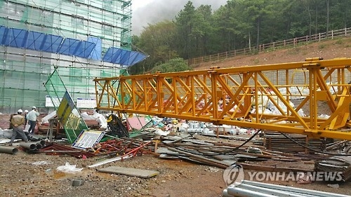 <태풍 차바> 공사장 컨테이너 덮친 타워크레인