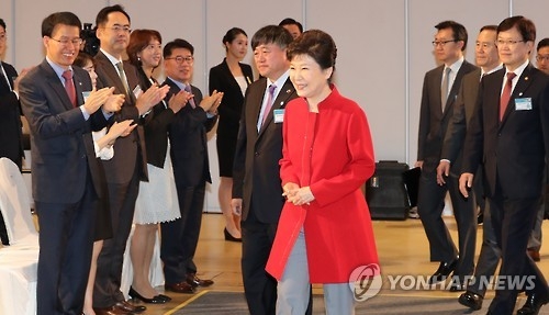 朴대통령 "일부 노조가 기득권 놓지 않아…구조조정 저항" - 1