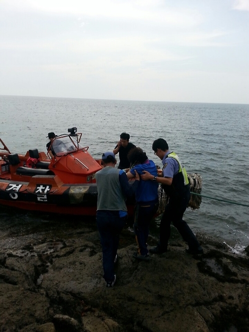 갯바위서 부상한 낚시꾼 구조