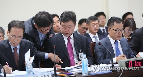 국감 열공하는 청장들(대전=연합뉴스) 양영석 기자 = 10일 대전 금강유역환경청에서 열린 국회 환경노동위원회의 금강, 한강, 낙동강 유역환경청 등에 대한 국정감사에 참석한 유역환경청장들이 자료를 살펴보고 있다. 2016.10.10