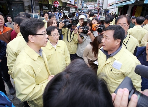 항의받는 송언석 기재부 2차관