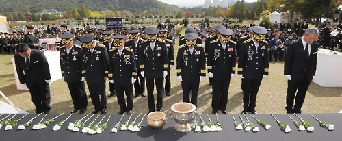순직 소방관 넋 기리는 현직 소방관