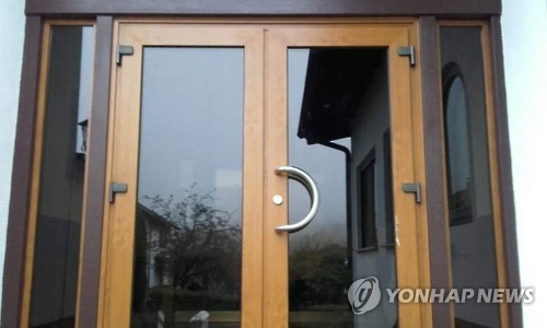 (슈미텐=연합뉴스) 고형규 특파원 = 최근까지 최순실씨와 정유라씨가 묵은 것으로 추정되는 독일 슈미텐 비덱타우누스 호텔. 현관이 굳게 닫혀 있다. 2016.10.22 uni@yna.co.kr