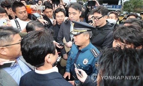 대책위 관계자와 이야기하는 종로경찰서장