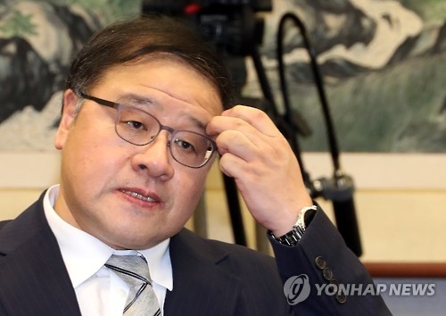 '십자포화'에도 버티다 결국 물러난 '핵심참모' 우병우·안종범 - 2