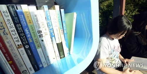 춘천시 '정류장 책방' 운영…도서 40% 반납 안 돼 - 1