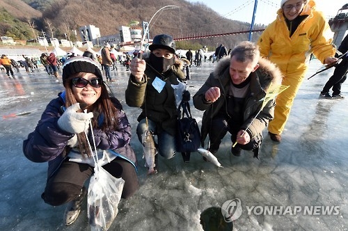 2016 산천어축제장을 찾은 외국인 관광객/자료사진