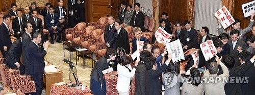 (도쿄 교도=연합뉴스) 아베 신조(安倍晋三) 일본 총리가 공을 들여온 환태평양경제동반자협정(TPP) 승인안이 4일 중의원 특별위원회에서 야당이 반발하는 가운데 가결됐다. 야당 의원들이 위원장석을 둘러싸고 항의하고 있다. 2016.11.4