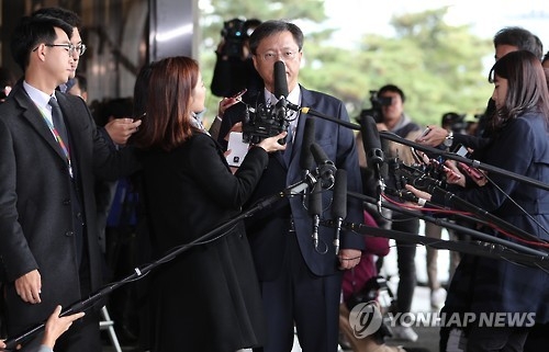 '검찰 출석' 우병우, 고압적 태도로 "자 들어가겠습니다"(종합) - 1