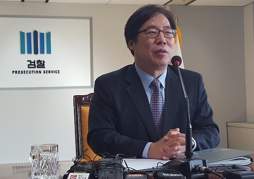 브리핑하는 윤대진 부산지검 2차장 검사