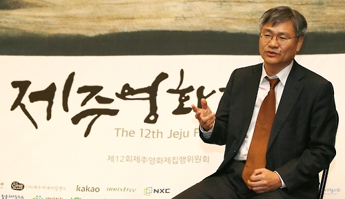 인터뷰하는 권범 변호사